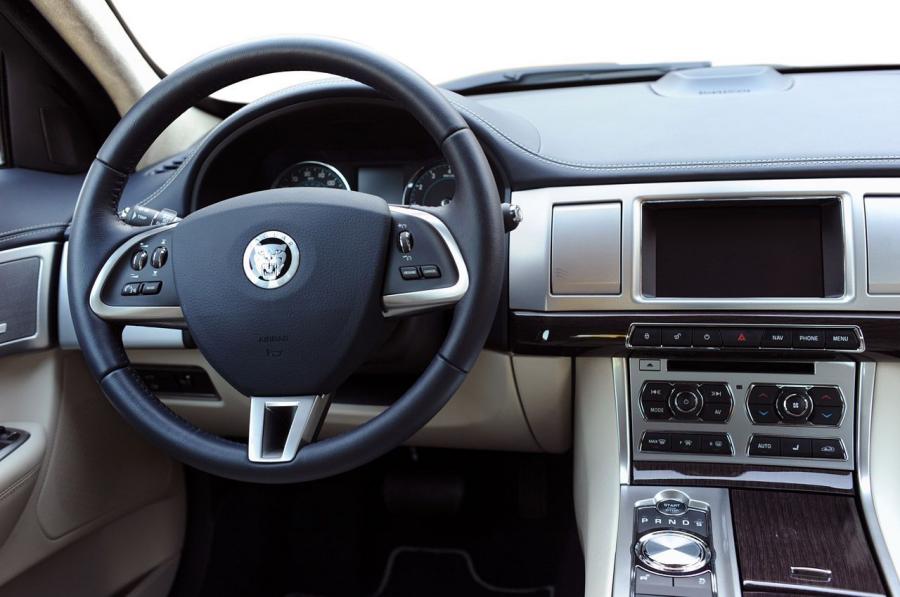  Jaguar XF Supercharged 2012 года  (фото 34 из 65)